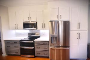 Two-Tone Shaker Kitchen with Eat-In Peninsula in Suffield, CT