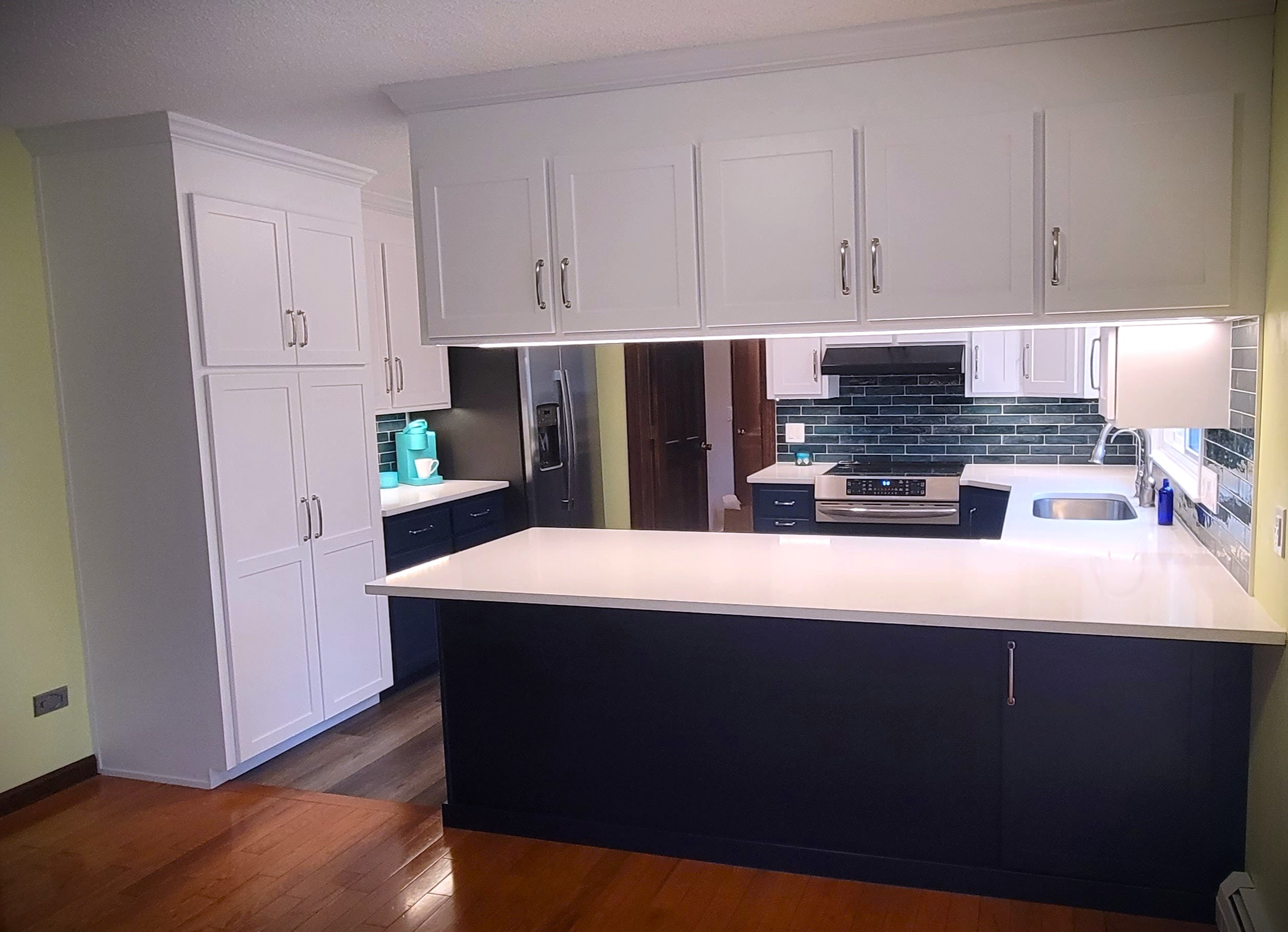 You are currently viewing Cabinet Refacing vs. Cabinet Refinishing: An In-Depth Look