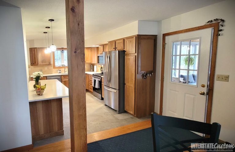 Eat-in Country Kitchen remodel with Hickory Harvest shaker door cabinetry, Spectrum Indulgence Quartz countertops, large peninsula, and stainless steel appliances. Project by Interstate Custom Kitchen & Bath, Inc.